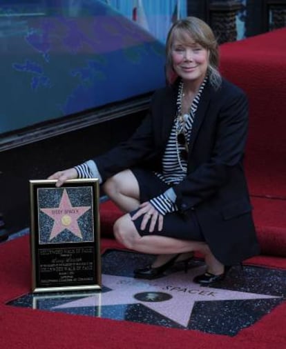 Sissy Spacek inaugurando su estrella en el paseo de la fama en 2011. Hoy, la actriz sigue en activo a sus 66 años.