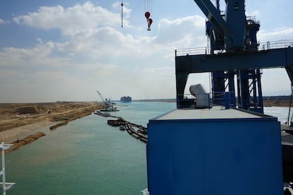 Trabajos de ampliación del canal de Suez.