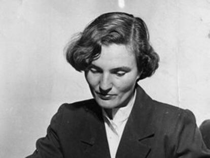 Carmen Laforet (Barcelona, 1921-Madrid, 2004), a principios de los años cincuenta. En 1945, con 23 años, obtuvo el primer Premio Nadal por su novela <b><i>Nada</b></i>, que fue un éxito en la Feria de Libro de Madrid de entonces.