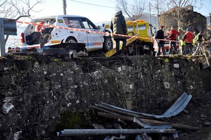 Varios restos han quedado descolgados del coche de Robert Kubica tras la fuerte colisión.