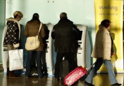 Pasajeros en el Aeropuerto de El Prat, en barcelona. 