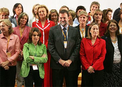 El líder del PP posa junto a las mujeres de la nueva ejecutiva del  partido.