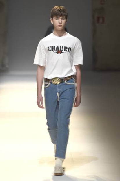 En los desfiles de Pitti Uomo (Florencia), el pasado enero, se reivindicó la moda de los ochenta y noventa. Lo hizo la firma M1992: el modelo viste con una camiseta de El Charro.