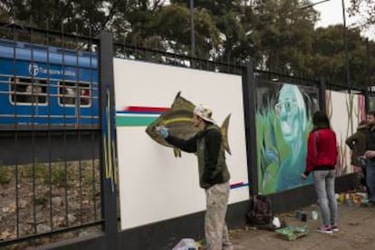 Murales en homenaje a Ernesto Sábato en la estación de Santos Lugares.