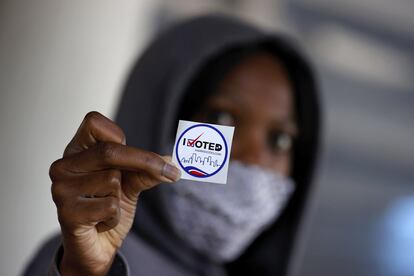 Un funcionario electoral prepara todo antes de la apertura de un centro de votación en Houston, Texas. Este martes se celebra la jornada que pone fin a un ciclo electoral, pero durante estas últimas semanas hemos visto largas colas de votantes en los colegios, rompiendo todos los récords de participación adelantada. En unos comicios celebrados en medio de una pandemia, más de 98 millones de ciudadanos han depositado ya sus papeletas en persona o por correo, una cifra que supone el 70% de todo el voto emitido hace cuatro años.