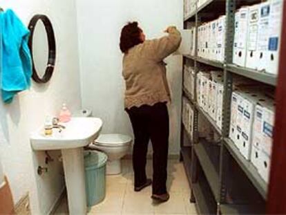 Archivo de unos juzgados en un aseo. PLANO GENERAL - ESCENA