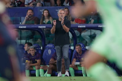 Hansi Flick, durante el partido del Barcelona frente al Levante.