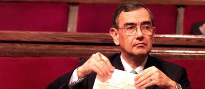 Xavier Pomés en su escaño en el Parlament.