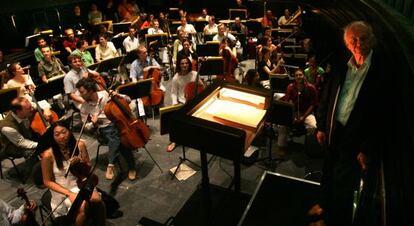 Lorin Maazel, con la orquesta del Palau en uno de los primeros ensayos.
