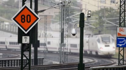 Un tren Alvia pasa por las nuevas señales y balizas instaladas el domingo en Angrois.