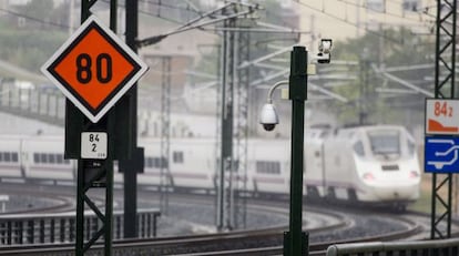 Un tren Alvia pasa por las nuevas se&ntilde;ales y balizas instaladas el domingo en Angrois.