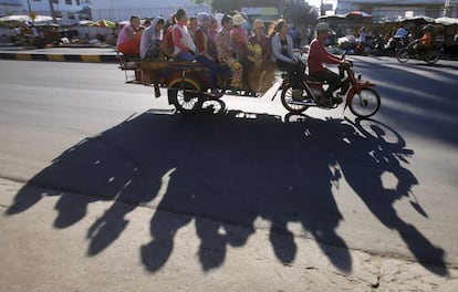 Trabajadores del sector de la confección tras terminar su jornada en Phnom Penh (Camboya), el 12 de noviembre de 2014.