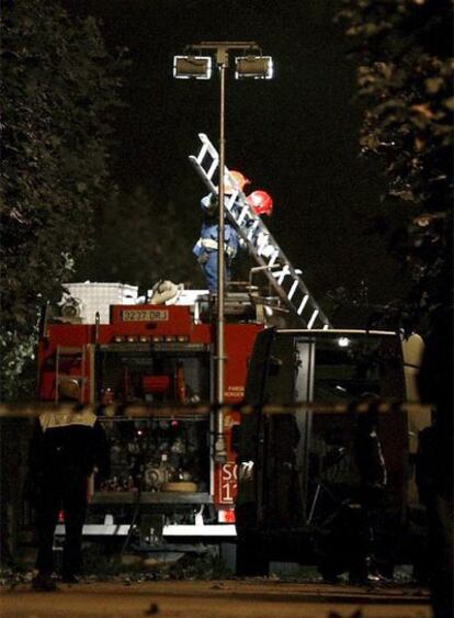 Los bomberos llegan al Patronato Militar de Santoña, donde esta madrugada estalló un coche bomba de ETA