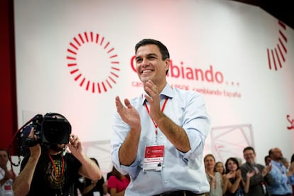 Pedro Sánchez se dirige al escenario para su discurso de clausura del congreso federal extraordinario del PSOE.