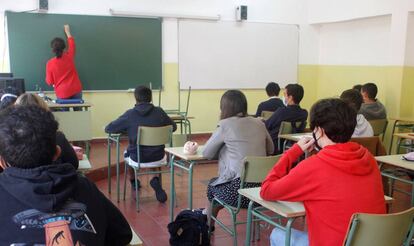 Alumnos del instituto Jovellanos, en Gijón, asisten a clase este lunes en el inicio del curso en Asturias.