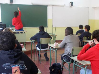 Alumnos del instituto Jovellanos, en Gijón, asisten a clase este lunes en el inicio del curso en Asturias.