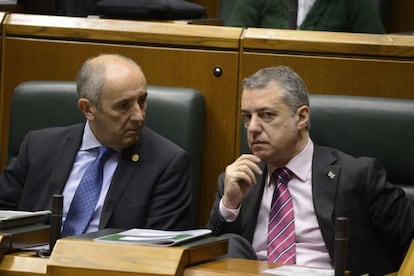 El lehendakari, I&ntilde;igo Urkullu, junto al portavoz del Gobierno vasco, Josu Erkoreka, en un pleno reciente del Parlamento auton&oacute;mico.
