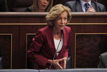 Elena Salgado responde a preguntas de los diputados, ayer en el Congreso.