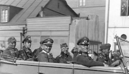 Oficiales alemanes durante la ocupaci&oacute;n de Polonia en septiembre de 1939. Junto al conductor, el mariscal Keitel. 