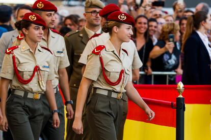 El director de la Academia General Militar, el general Manuel Pérez, ha constatado que la Princesa está "perfectamente integrada con sus compañeros" y ha desarrollado todas las actividades, tanto las de primer curso como las específicas de su plan de estudios. 