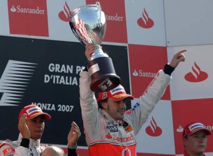 Fernando Alonso, junto a Hamilton y Raikkonen en el podio de Monza