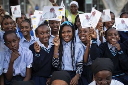 Un grupo de escolares agita banderas mientras espera ver al Papa Francisco, antes de su llegada a la Nunciatura Apostólica en Maputo (Mozambique).