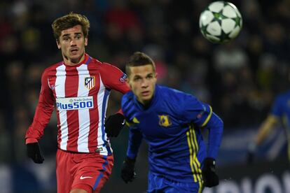 Antoine Griezmann (izquierda) del Atlético de Madrid y Igor Kireev del FK Rostov miran la pelota.