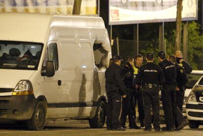 Estado en que quedó la furgoneta sospechosa tras la explosión provocada.