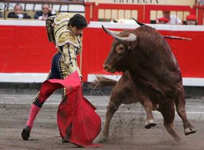 Miguel Perera, en su segundo toro de la tarde.