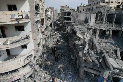 Palestinians look for survivors after the Israeli bombardment of the Gaza Strip in Deir Al-Balah, Sunday, Oct. 22, 2023. (AP Photo/Hatem Moussa)