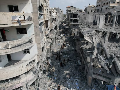 Palestinians look for survivors after the Israeli bombardment of the Gaza Strip in Deir Al-Balah, Sunday, Oct. 22, 2023. (AP Photo/Hatem Moussa)