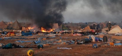 Agentes marroquíes en el campamento saharaui de Gdeim Izik en 2010.