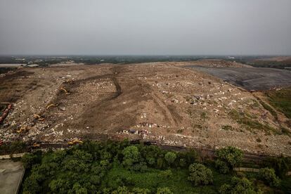 Vista aérea de la mayor zona de vertido del basurero de Bantar Gebang. La montaña de basura ocupa un área de 108 hectáreas, más de cien campos de fútbol. Las manchas blancas son bolsas llenas de residuos seleccionados por los recicladores de basura.  