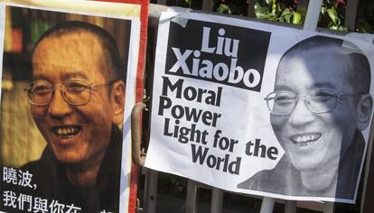 Varias pancartas piden la liberación del nobel de la Paz chino Liu Xiaobo en Hong Kong (China).