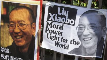 Varias pancartas piden la liberación del nobel de la Paz chino Liu Xiaobo en Hong Kong (China).