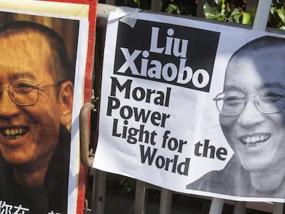 Varias pancartas piden la liberación del nobel de la Paz chino Liu Xiaobo en Hong Kong (China).