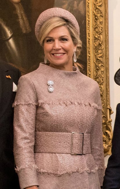 La visita de los reyes de Holanda al Reino Unido el año pasado fue una oportunidad para que la reina Máxima pudiera lucir esta diadema rosa, a juego con su vestido. 