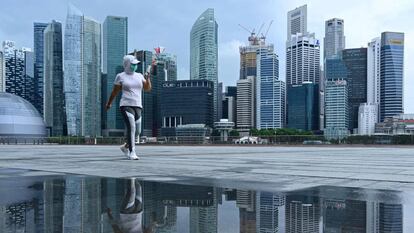Una mujer pasea por Singapur, el pasado 4 de mayo, protegida por una máscara.