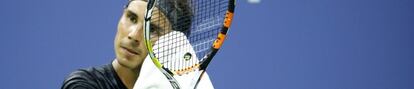 Nadal se seca en un instante del duelo ante Coric.