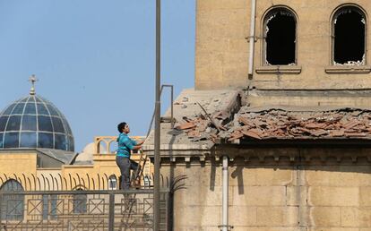 Un empleado de la catedral copta de San Marcos de El Cairo inspecciona los daños en el edificio tras la explosión de la bomba.