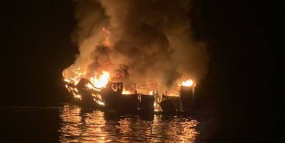 El 'Conception' ardiendo. Imagen de los bomberos de Santa Barbara.