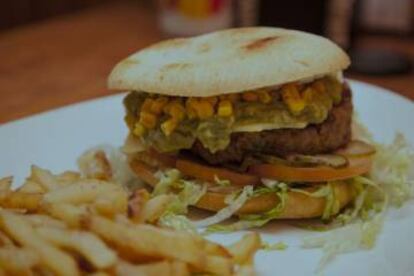 Hamburguesa mexicana, con guacamole y maíz, de Viva Chapata.