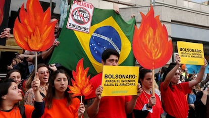 Manifestación frente a la embajada de Brasil en Santiago de Chile para pedir a Bolsonaro la protección de la Amazonía.