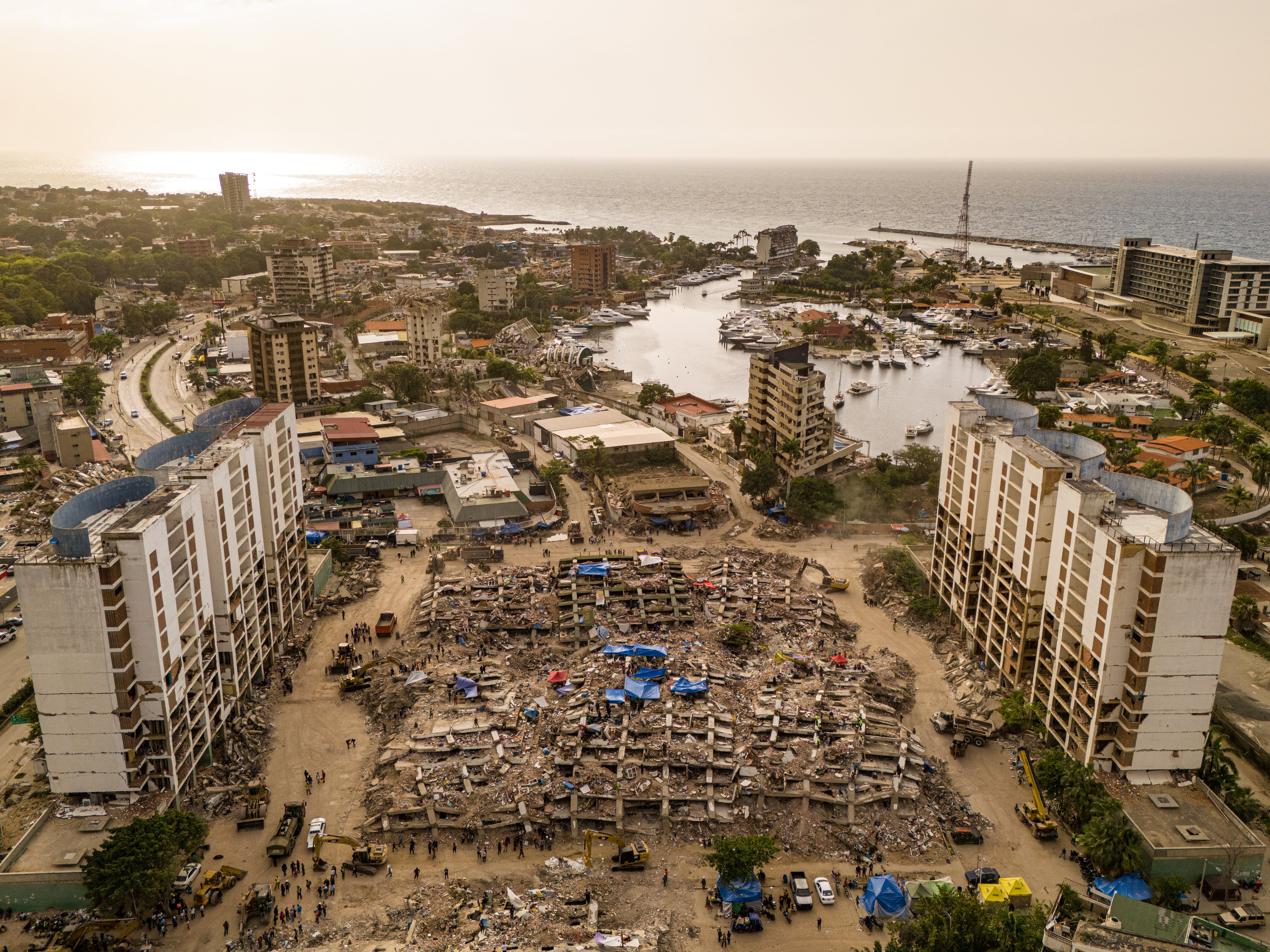 Edificios colapsados donde continúan las labores de búsqueda y recuperación de cuerpos, en La Guaira, el 22 de julio.