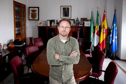 Abel Caro, alcalde de Salvatierra de los Barrios, en el Ayuntamiento. 