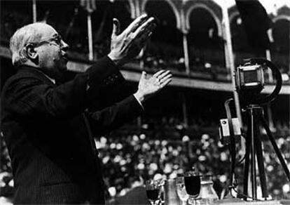 Manuel Azaña, en un mitin en la plaza de toros de Las Ventas.