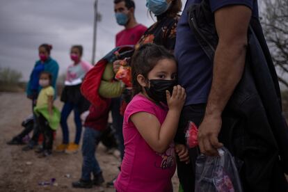 Menina hondurenha espera com outros migrantes para ser transportada no Texas depois de cruzar o Rio Grande ilegalmente, em 14 de março.