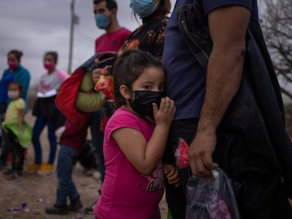 Menina hondurenha espera com outros migrantes para ser transportada no Texas depois de cruzar o Rio Grande ilegalmente, em 14 de março.