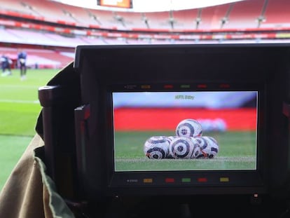 Una cámara de retransmisión antes de un partido de fútbol en Inglaterra.  