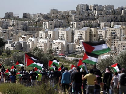 Desde que ocupó Cijordania y Jerusalén Este tras la guerra de 1967, Israel no ha dejado de colonizar esos territorios palestinos, sobre todo después de que renunciara hace un decenio a permanecer en la franja de Gaza. En esta serie de fotografías facilitadas por la ONG israelí Peace Now, se observa la evolución de su expansión. Los asentamientos han venido creciendo a un ritmo anual del 5% para sumar hoy más de 600.000 colonos. Entre 1967 y 1978 se instalaron 22.000 colonos judíos en los territorios. Y en 1993, en vísperas de los Acuerdos de Oslo de los que surgió la Autoridad Palestina, eran ya 160.000 los habitantes de los asentamientos. Los israelíes controlan directamente las dos terceras partes de Cisjordania y todo Jerusalén Este, en donde ahora están censados cerca de 200.000 colonos judíos. En la imagen, marcha de protesta palestina ante el asentamiento de Modiin Illit, en Cisjordania, el 27 de febrero de 2015.